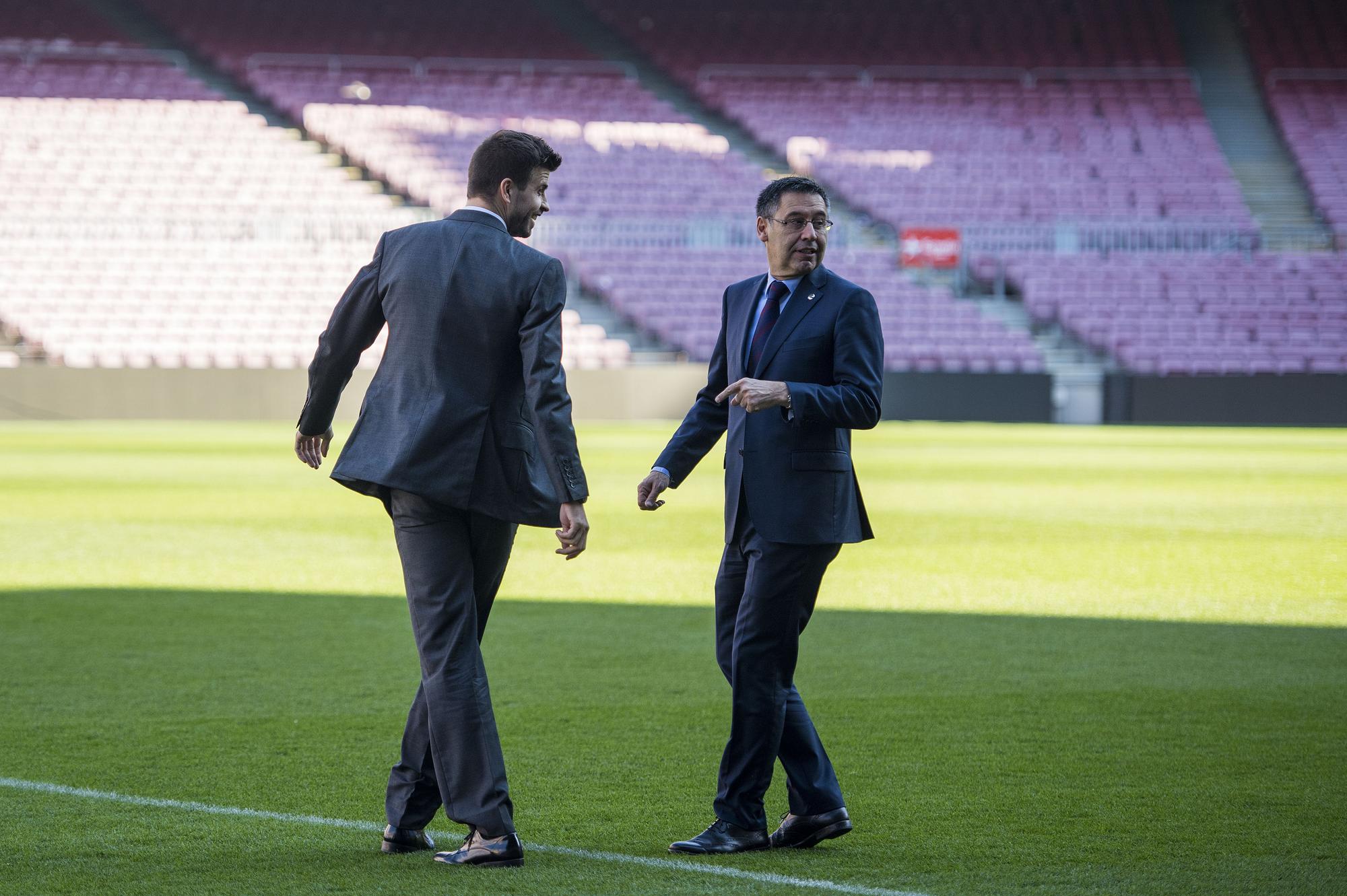 Piqué y Bartomeu, en el césped del Camp Nou en la penúltima renovación del central.