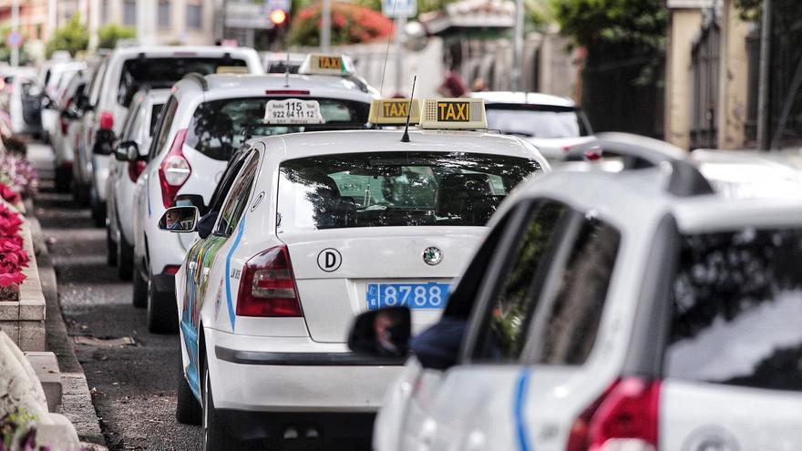 Los taxistas de Santa Cruz reculan y suspenden la manifestación por la Rambla