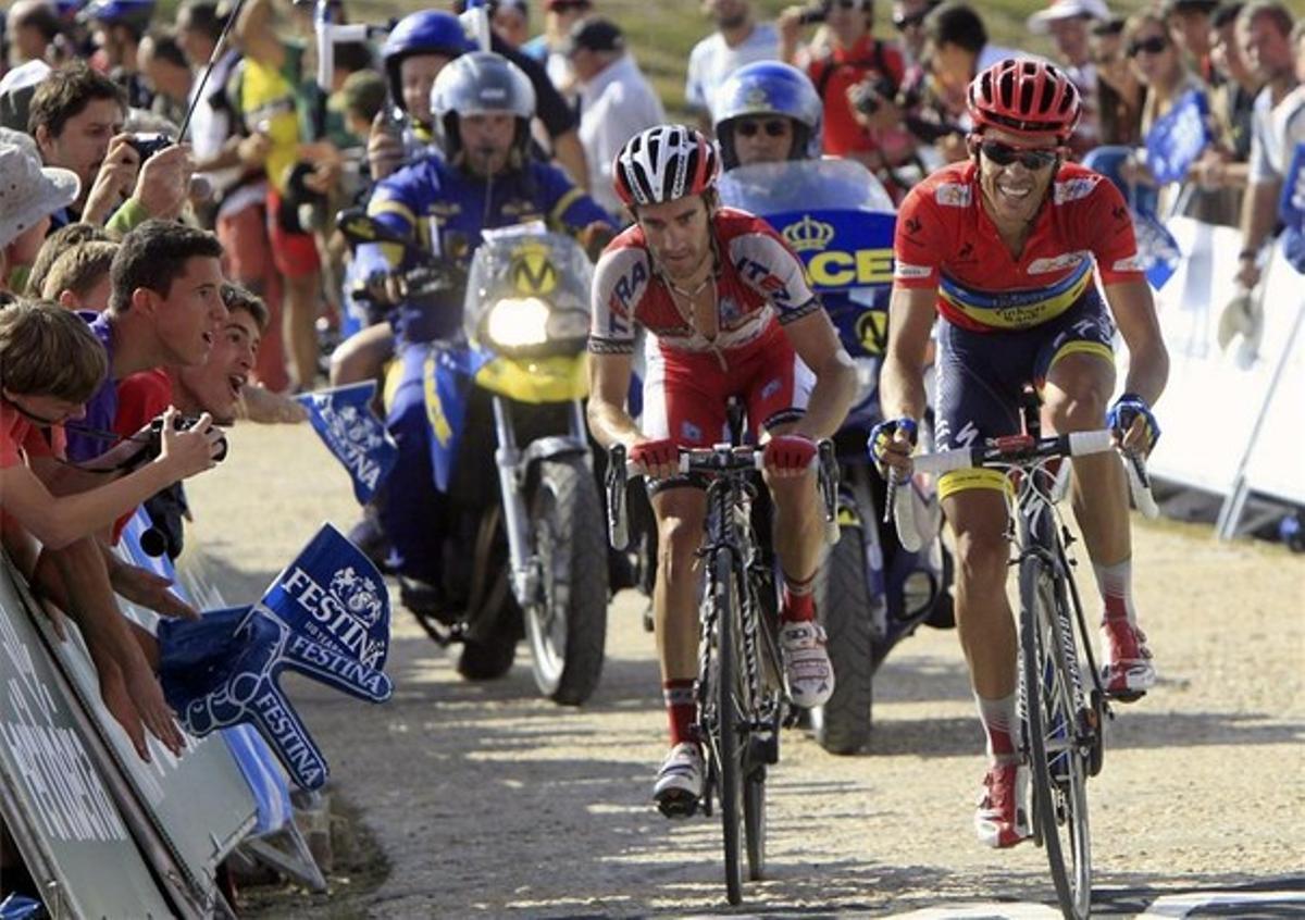 Contador (dreta) arriba a la meta de la Bola del Mundo.