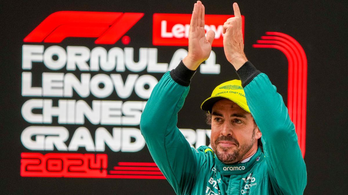 Fernando Alonso saluda a los aficionados en el GP de China