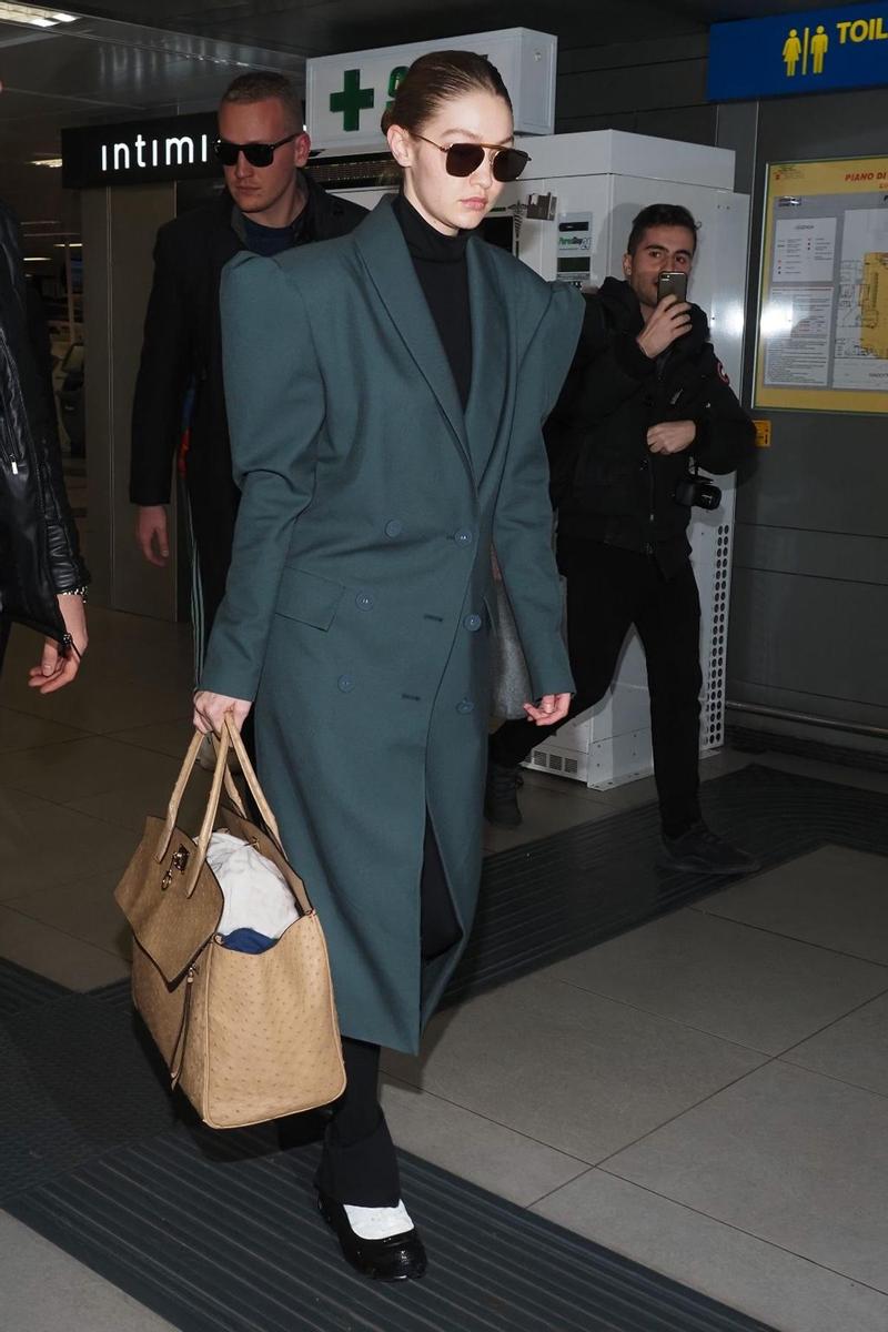 Gigi Hadid con abrigo largo verde