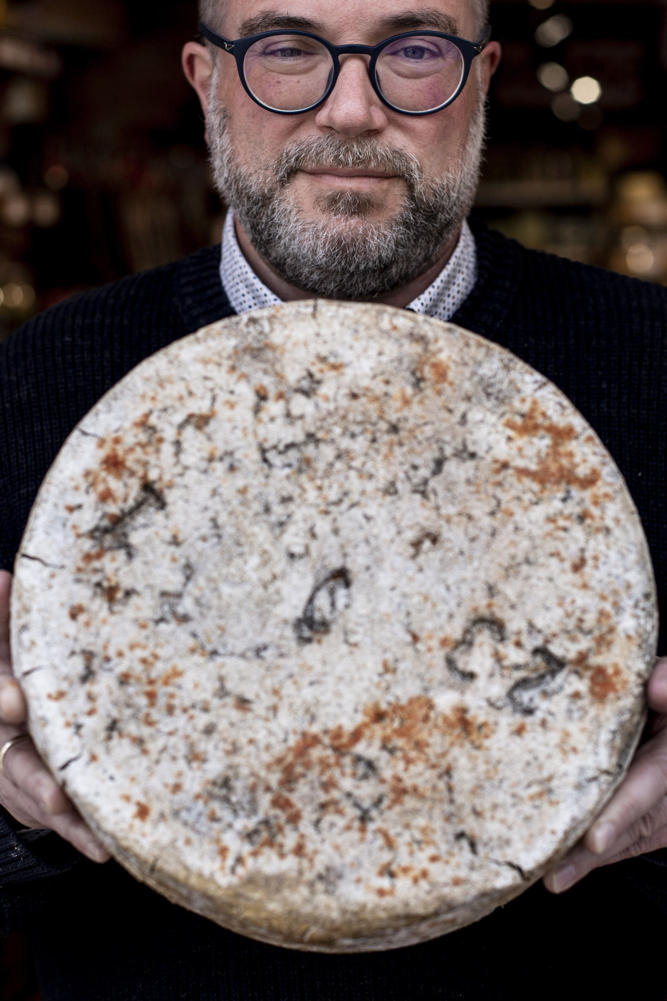 Lluis Nel Estrada, con un quesu de Gamonéu en un conocido establecimiento gourmet de Ribadesella.