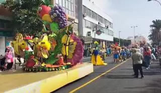 La cabalgata infantil colorea Las Palmas de Gran Canaria el Martes de Carnaval