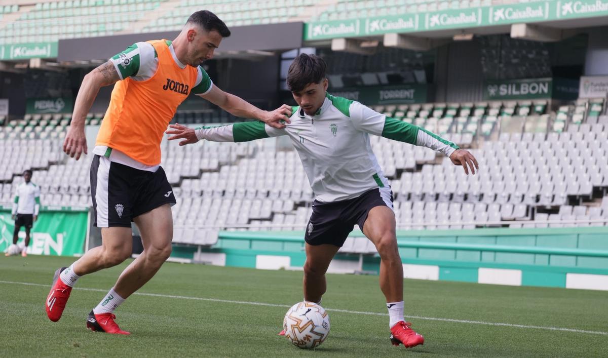 Adri Fuentes y Kevin Medina pugnan por un balón en un entrenamiento llevado a cabo en El Arcángel.