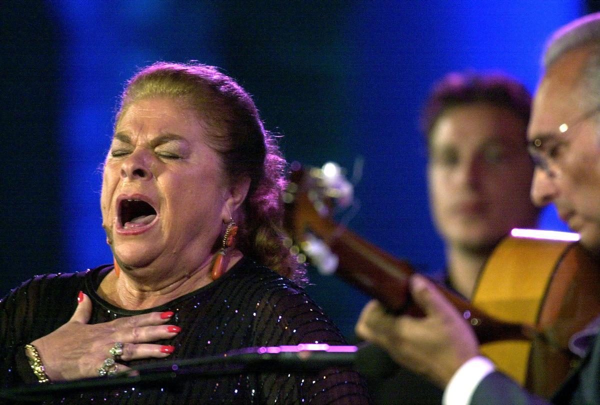 MD78. MADRID, 26/04/04.- Fotografía de archivo de la cantaora Francisca Méndez Garrido, "La Paquera de Jerez", tomada el 03 de agosto de 2002 en Sevilla, que murió hoy en Jerez de la Frontera a los 70 años. Hija de un gitano y una paya pertenecía a una familia de tradición cantaora. Comenzó a cantar en público a los 17 años, debutó en el madrileño "Corral de la Morería" en 1957, aunque llevaba tiempo sin trabajar ni grabar para su público. En su dilatada carrera recibió el Premio "Niña de los Peines", la "Copa Jerez de la Cátedra de Flamencología", el premio "Compás del Cante" y la Medalla de Oro de las Bellas Artes. EFE/ARCHIVO/EMILIO MORENATTI. MÚSICA FLAMENCA. CANTAORAS. CONCIERTOS. ACTUACIONES