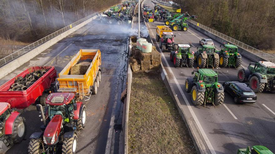 Los bloqueos de camiones en las autovías galas y belgas atrapan a 5.000 camiones con cítricos