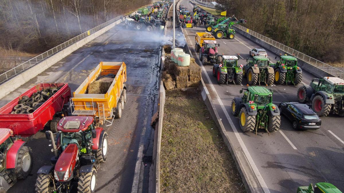 Agricultores belgas cortan una autovía.
