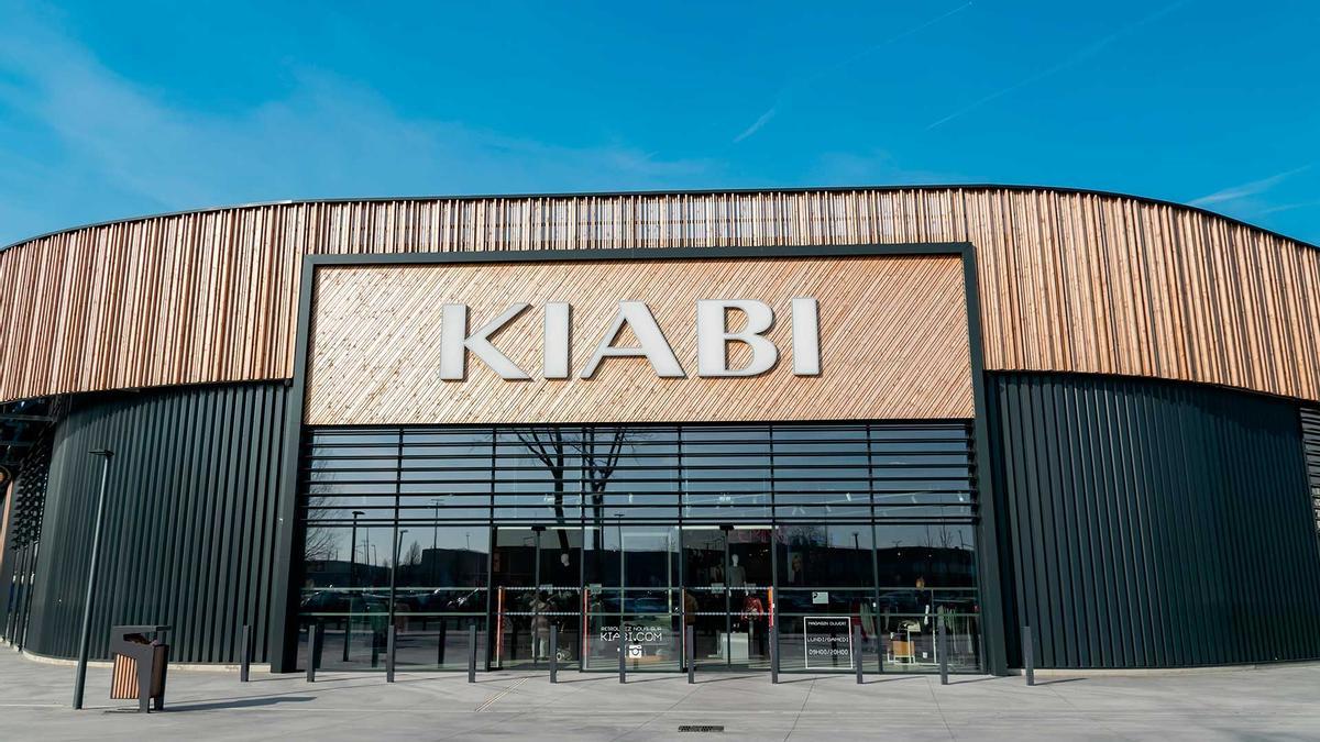 Mañana se esperan colas kilométricas en Kiabi para conseguir los vaqueros coloridos más esperados: varios tonos por menos de 20 euros