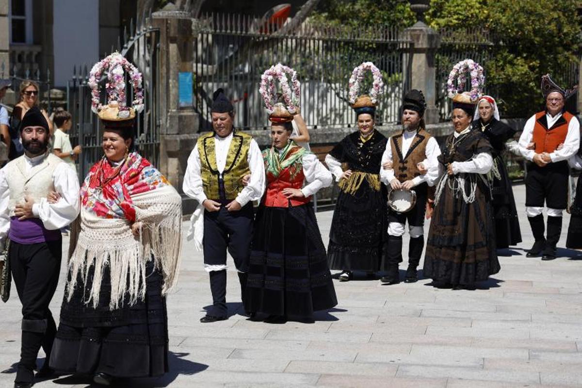 Desfile del grupo Celme con sus vistosos trajes tradicionales.