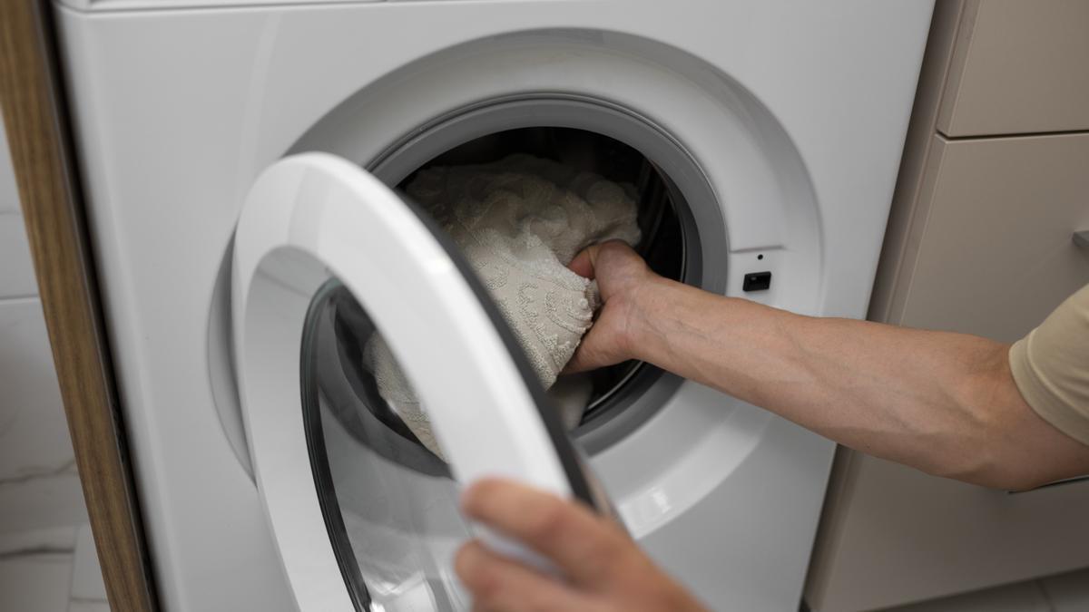 El truco para quitar los pelos de la ropa en la lavadora