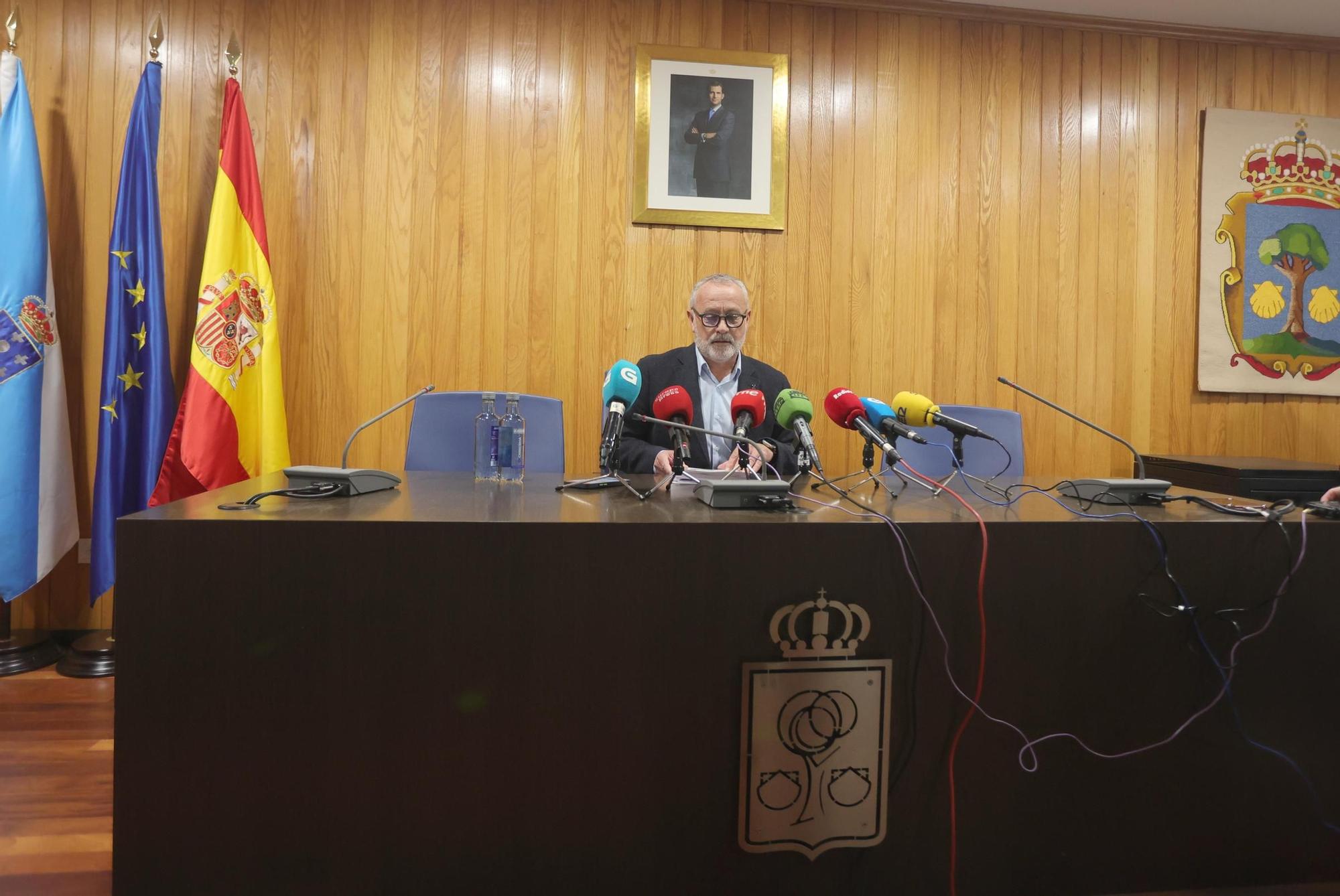 Rueda de prensa en la que el alcalde de Cambre anuncia su dimisión