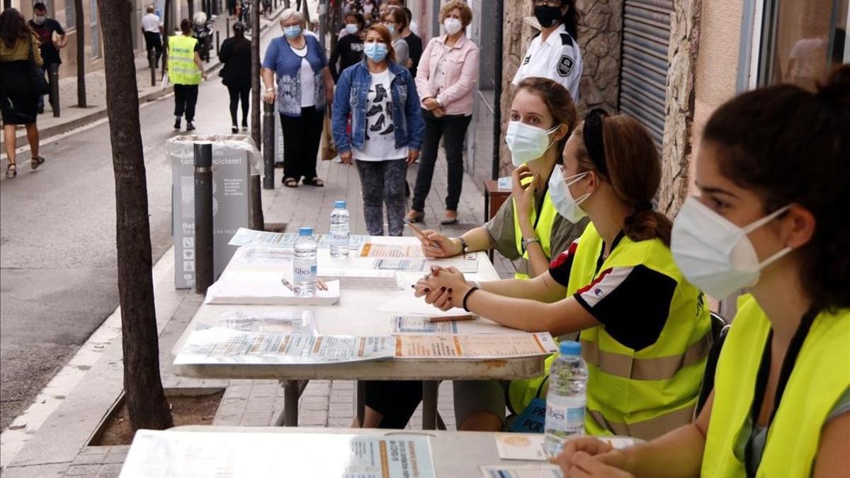 Colas para realizarse PCR en el barrio barcelonés de Trinitat Vella