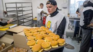 Trabajadores de Central Kitchen preparan comida para refugiados en Lviv (Ucrania). En dos meses de guerra, las cocinas del chef José Andrés han pasado de elaborar unas pocas miles de raciones al día a alcanzar una capacidad de producción de 300.000 gracias al apoyo de unas 6.000 personas.