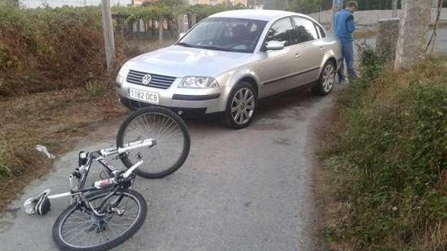 La bicicleta y el vehículo, en el lugar del atropello.  // FdV