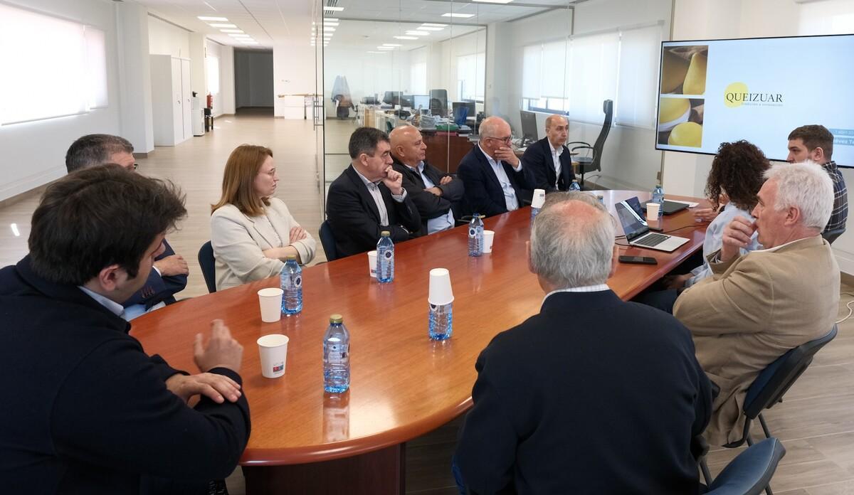 El conselleiro de Educación, cuarto por la izquierda, en la reunión con autoridades y empleados de Queizuar