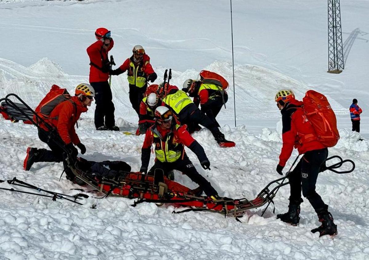 Bombers rescatant un esquiador en el simulacre d'allau que s'ha fet aquesta setmana a La Molina