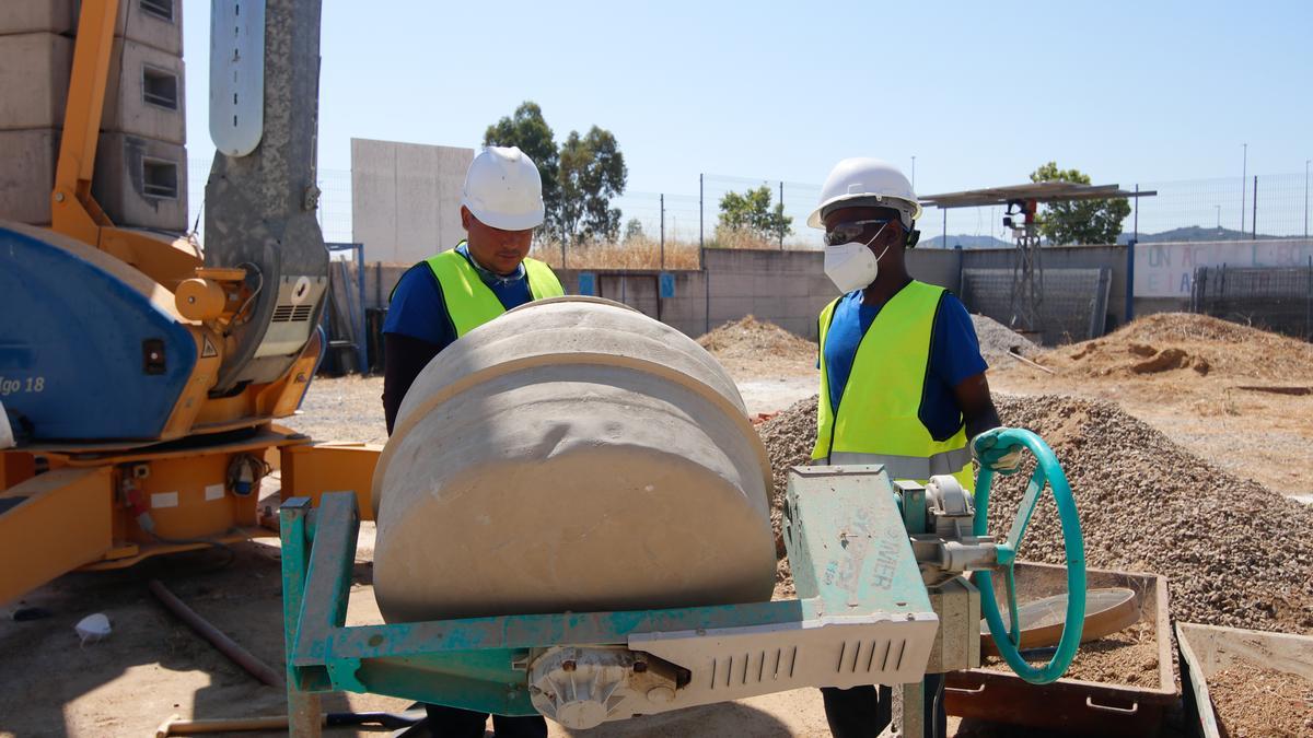 Dos alumnos realizando ayer sus tareas en la Fundación Laboral de la Construcción en Cáceres.