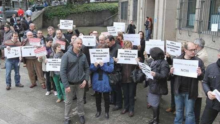 Concentración contra la privatización del registro.  // Iñaki Osorio