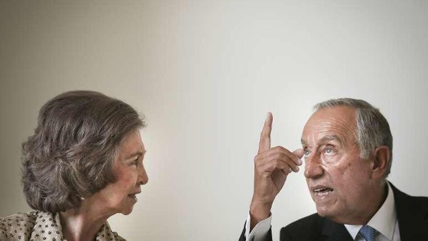 La reina Sofía, con el presidente luso, Marcelo Rebelo de Sousa. // Efe