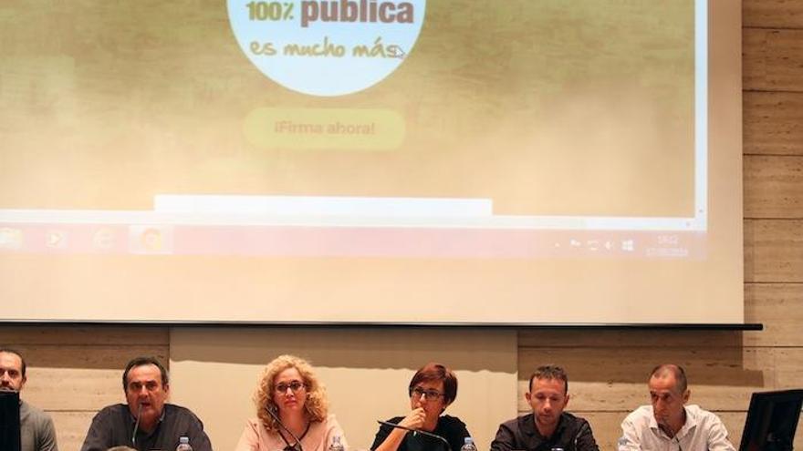 Miles de firmas por la municipalización. La plataforma por una Limasa cien por cien municipal se presentó ayer en el Instituto de Estudios Portuarios. En su manifiesto hacen un llamamiento al conjunto de la ciudadanía a adherirse a esta iniciativa, ya sea a título individual o colectivo, y defender juntos la opción de una empresa 100% municipal que garantice una gestión económica, eficiente y transparente. Usando las redes sociales y la página web: limasapublica.es, esperan recoger miles de firmas de ciudadanos a favor de una empresa gestionada directamente desde el Ayuntamiento, sin concesionarios privados.