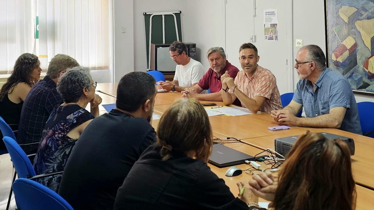 Los responsables de Compromís, reunidos con portavoces de la comunidad educativa de la Marina Alta