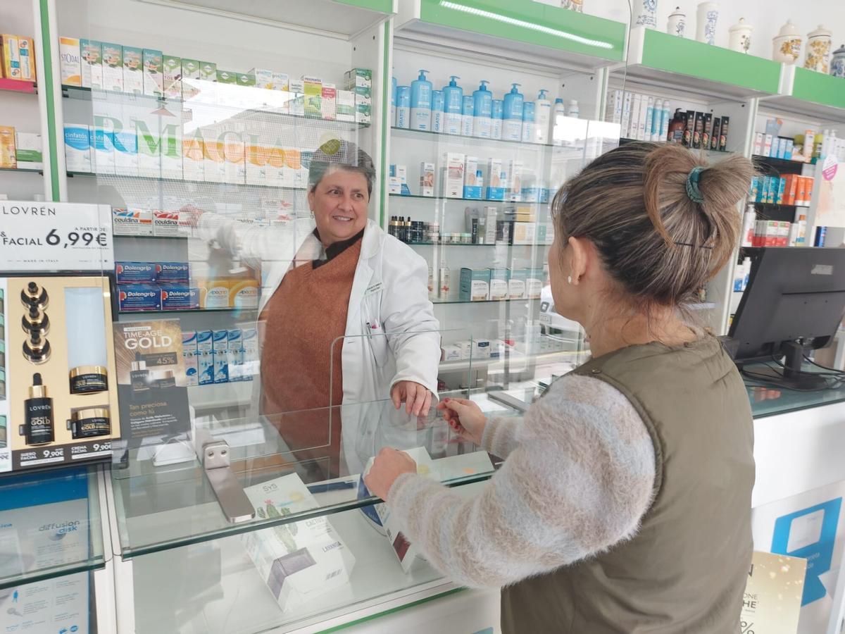 Una cliente siendo atendida en una farmacia de Tapia.