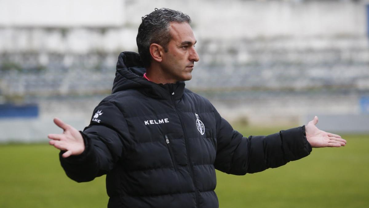 Pablo Lago, en su etapa de entrenador del Avilés.