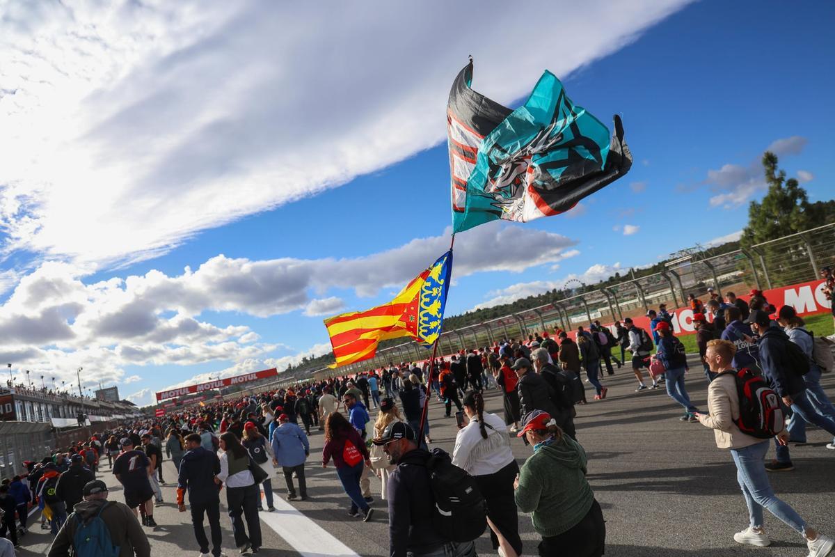 Miles de aficionados invadieron la pista al final para ver el podio de MotoGP