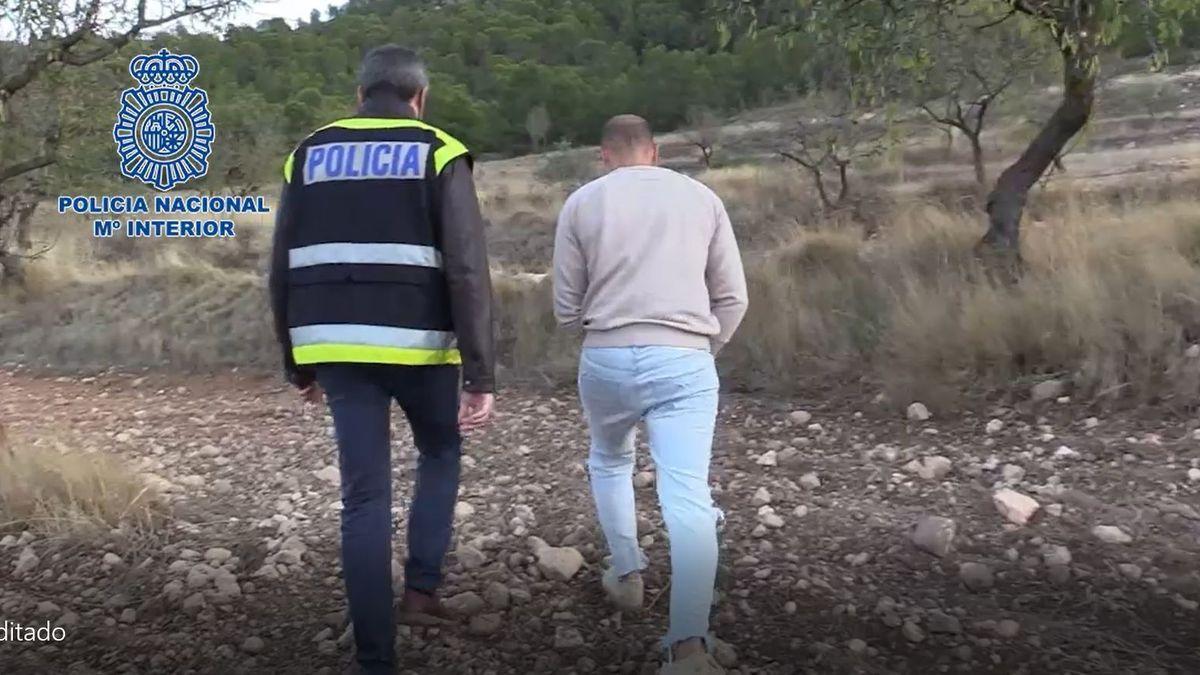 Uno de los detenidos conduce a los agentes hasta el lugar donde enterraron el cadáver en un recóndito paraje de la sierra de Raspay