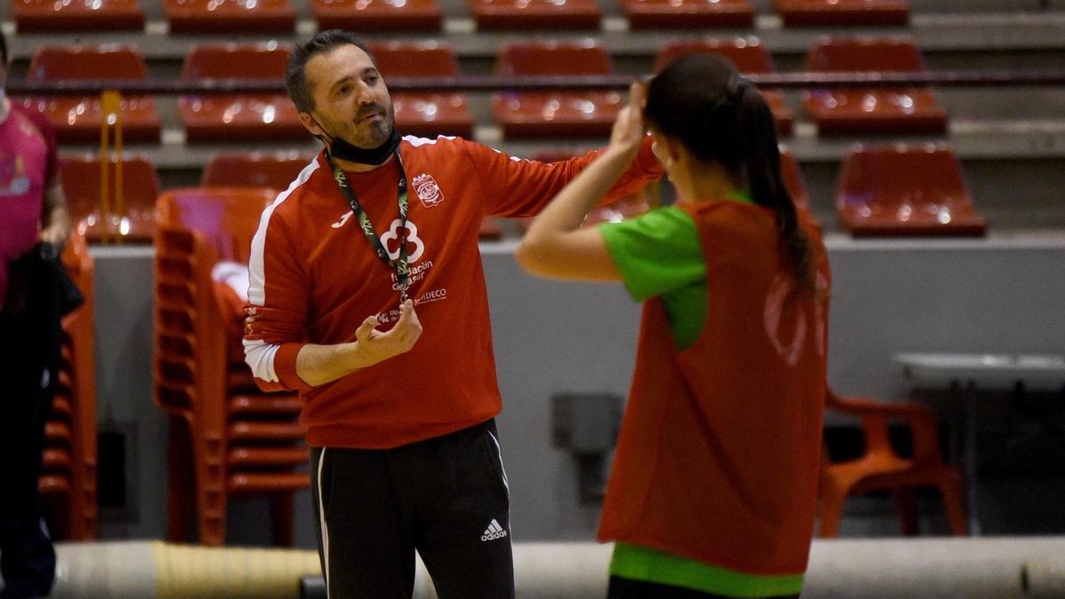 Juanma Cubero da instrucciones en un entrenamiento.