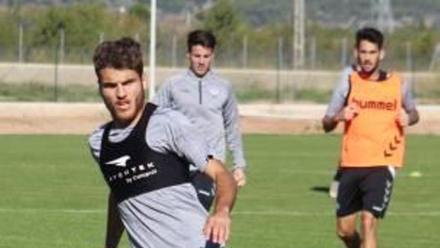 Rubén García controla el esférico en un entrenamiento del Castellón.