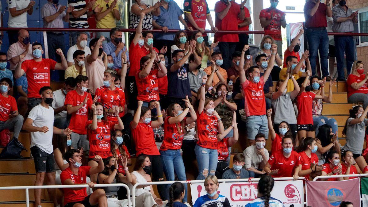 Aficionados del Cajasur Córdoba BM en el pabellón de Fátima celebran el ascenso a Plata del equipo sénior femenino.