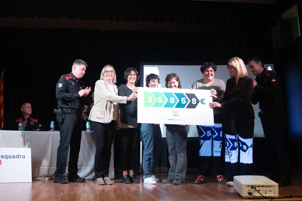Representants dels serveis d'oncologia dels hospitals de Manresa, berga, Igualada i Vic reben la recaptació de la caminada solidària dels Mossos de l'any passat