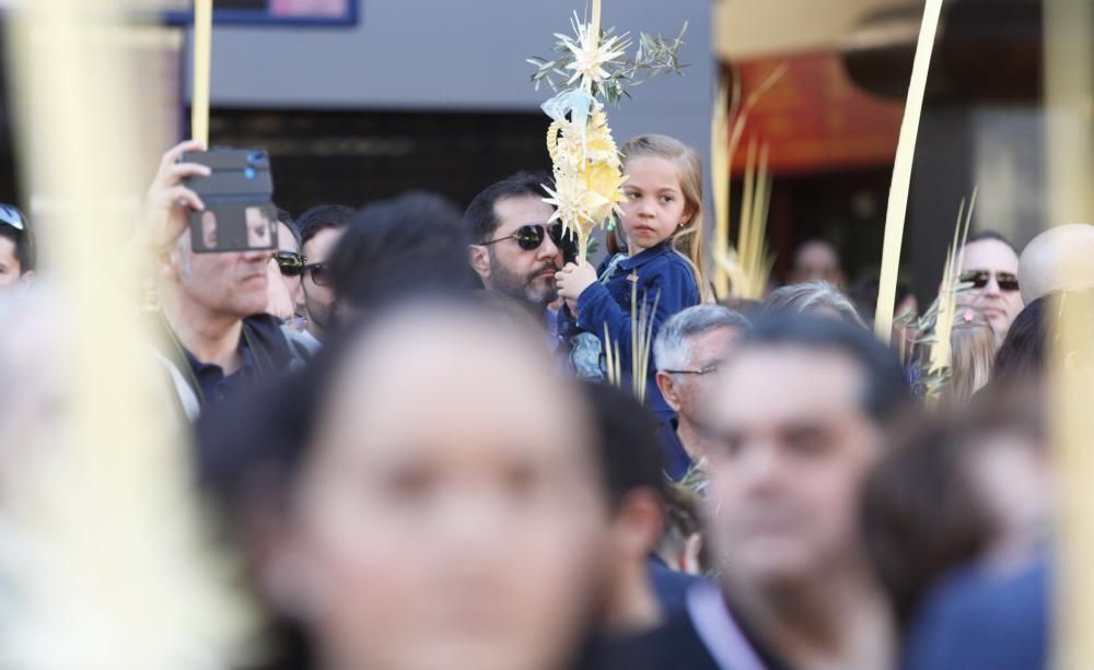 Las calles de Alicante se llenan de fieles en las procesiones del Domingo de Ramos