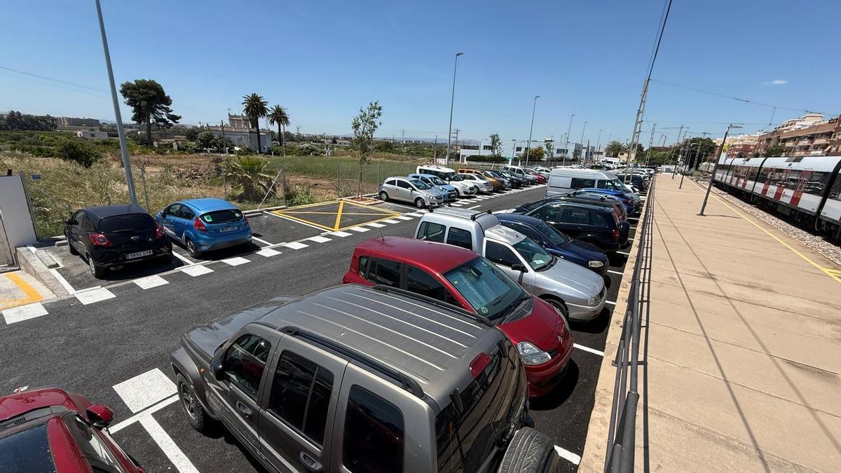 Parking de la estación de metro de Paterna.