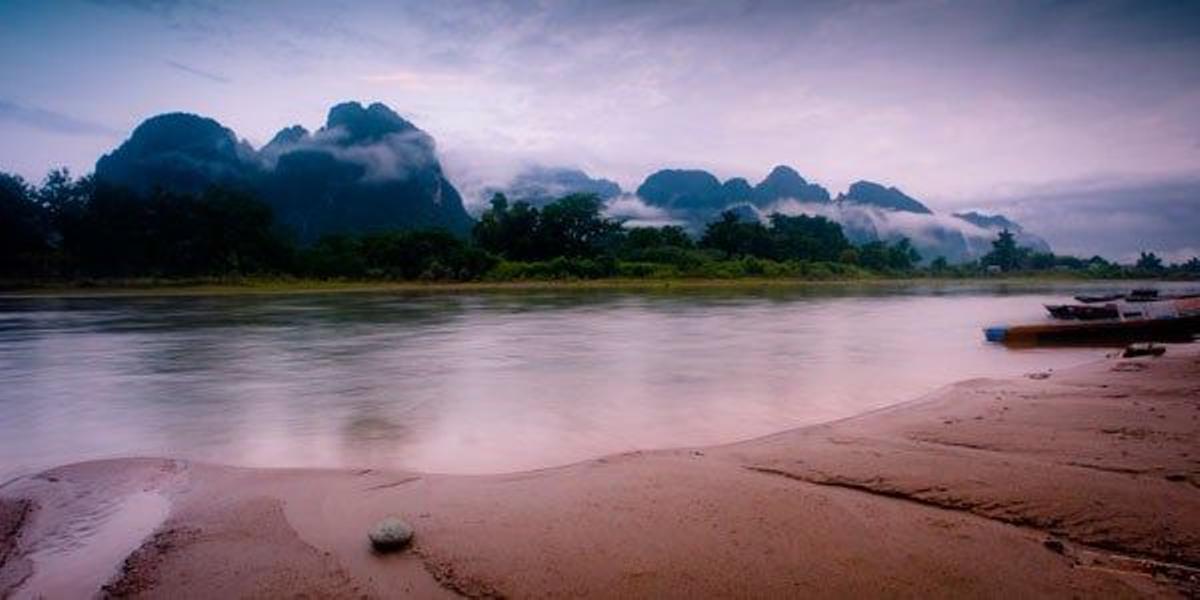 Río y montañas de cerca de la tirística ciudad de Vang Vieng, en Laos.
