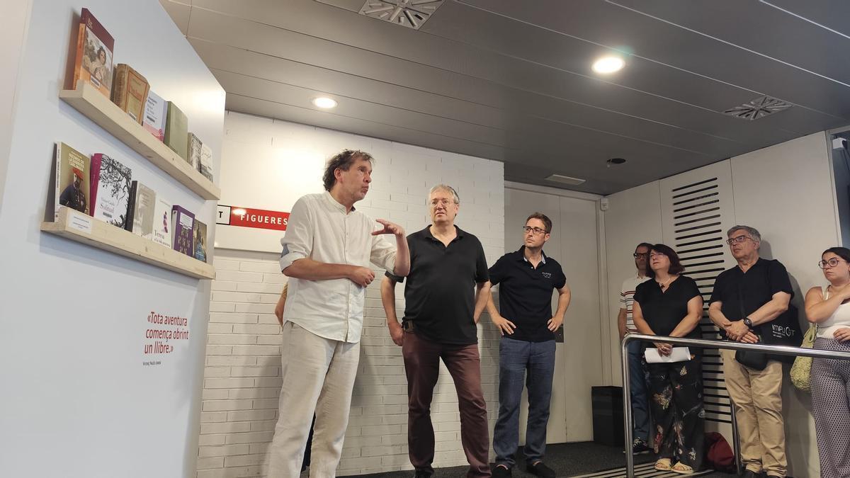 L'escriptor i director de la col·lecció Josep Pla, Joan-Lluís Lluís, el co-comissari de l'exposició, Joaquim Noguera, i l'alcalde de Figueres, Jordi Masquef, durant la inauguració, dimecres a la biblioteca de Figueres.