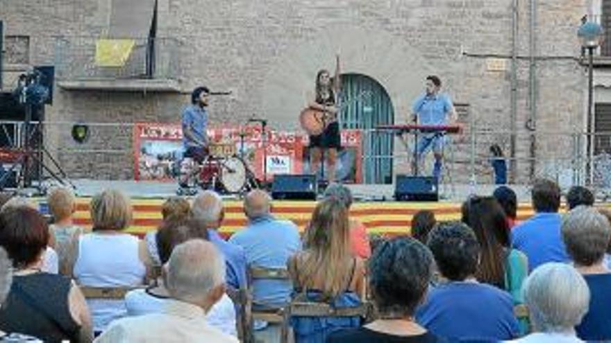 L&#039;Ateneu Ca la Teia omple la plaça Gran de Santpedor per ajudar els refugiats