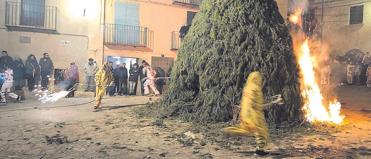 Foto de archivo de una ‘santantonà’ en la Todolella, que recuperarán a finales de mes tras el fin de las restricciones.