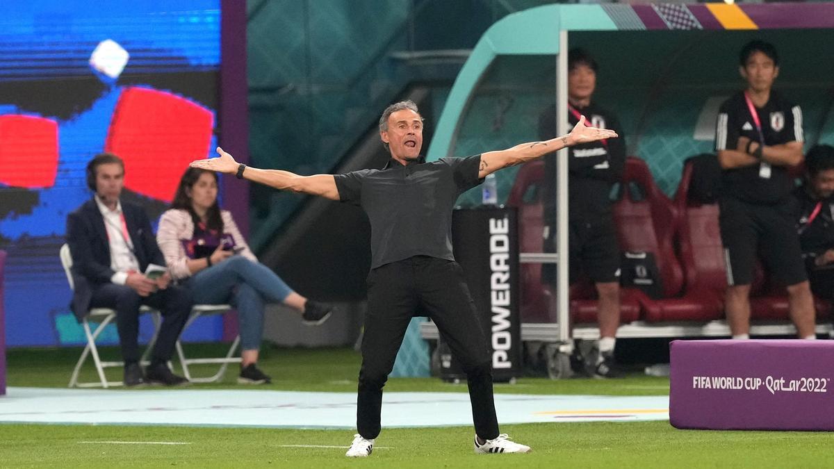 Luis Enrique se queja de una acción durante el Japón-España en Doha.