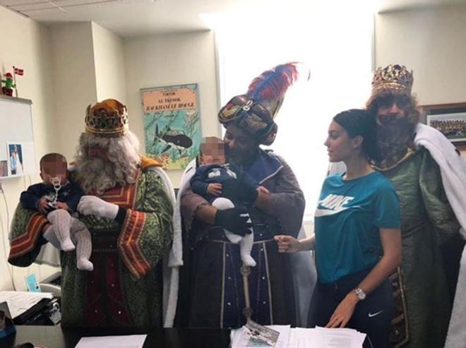 Georgina Rodriguez con los mellizos y los Reyes Magos