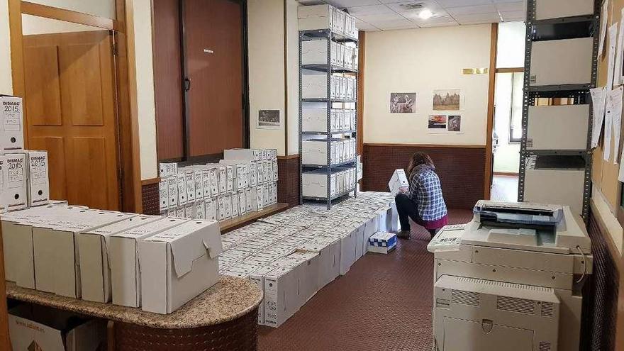 Documentación en pasillos sin funcionarios | La huelga de funcionarios ha vaciado despachos y pasillos de gente durante casi seis semanas, pero la documentación que se amontona en los corredores de los juzgados sigue ahí, por falta de espacio de almacenaje en muchos juzgados, como éste de la ciudad de Vigo.