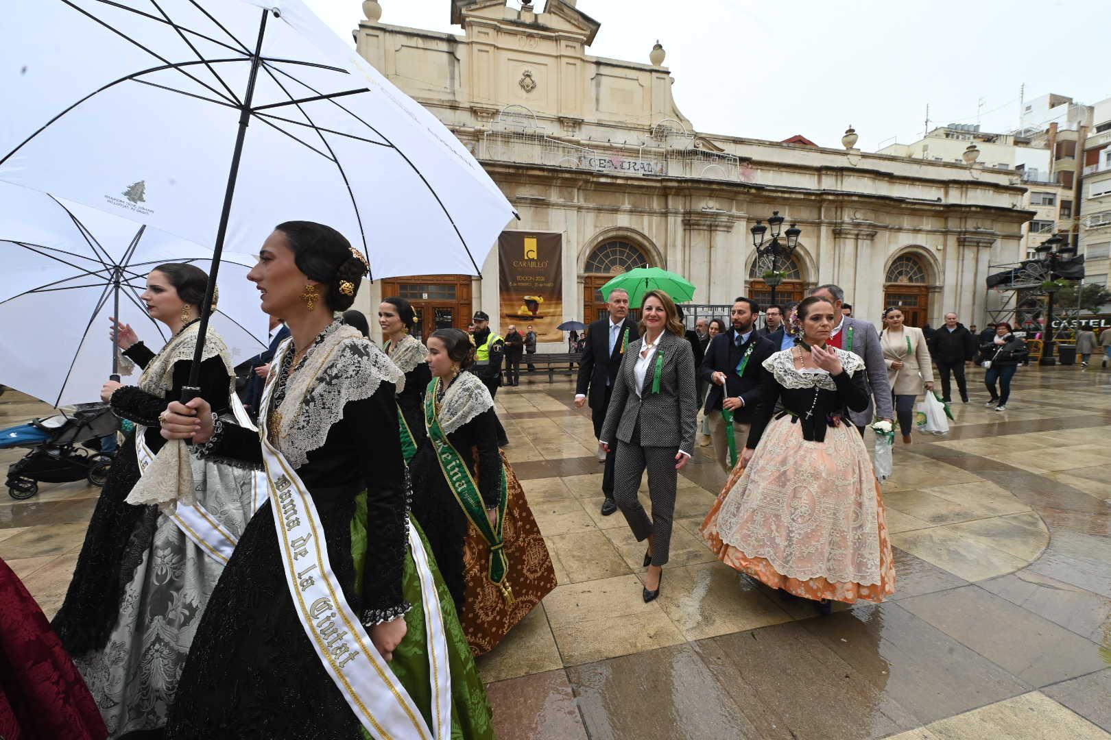 Galería de imágenes: Recepción de las reinas de los pueblos en el Ayuntamiento de Castelló