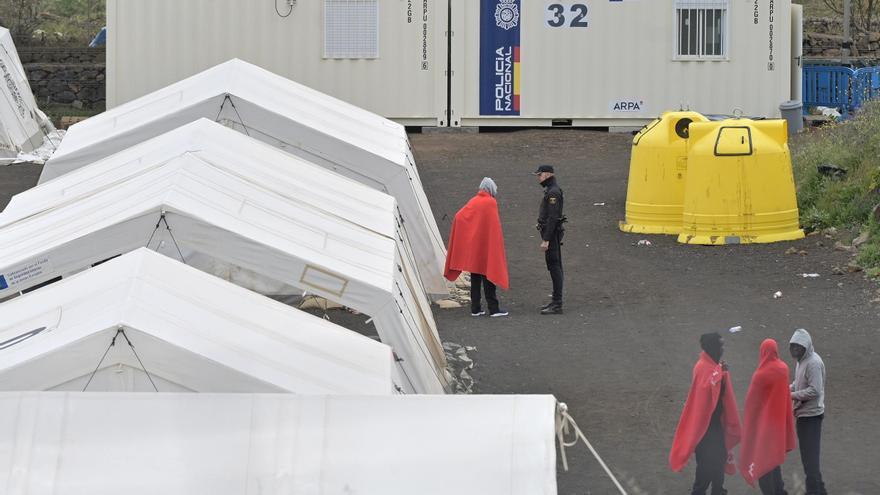 La Fiscalía canaria rechaza la acogida de niños y jóvenes migrantes en carpas