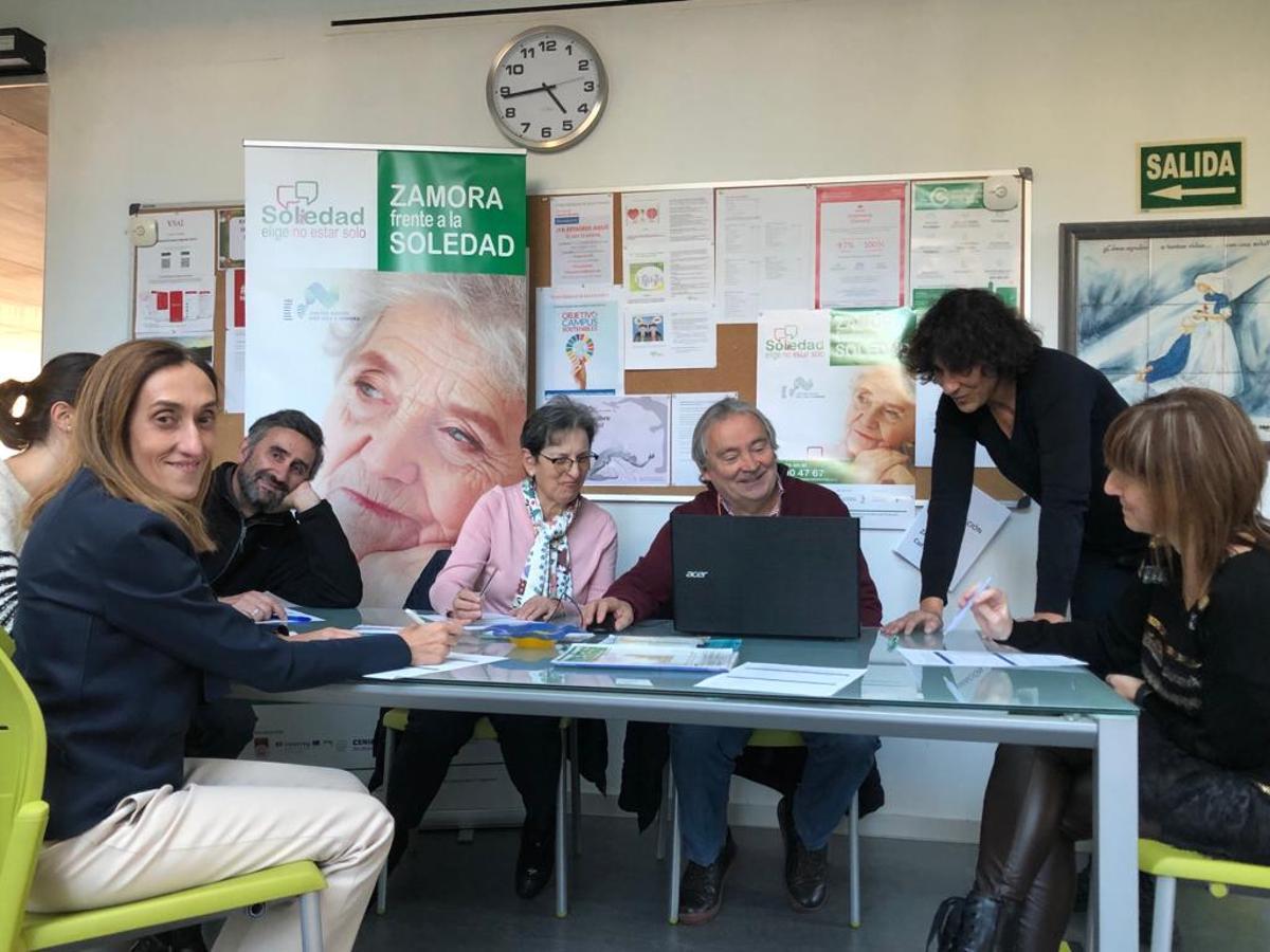 El equipo investigador, durante una jornada de trabajo en la Escuela de Enfermería de Zamora.