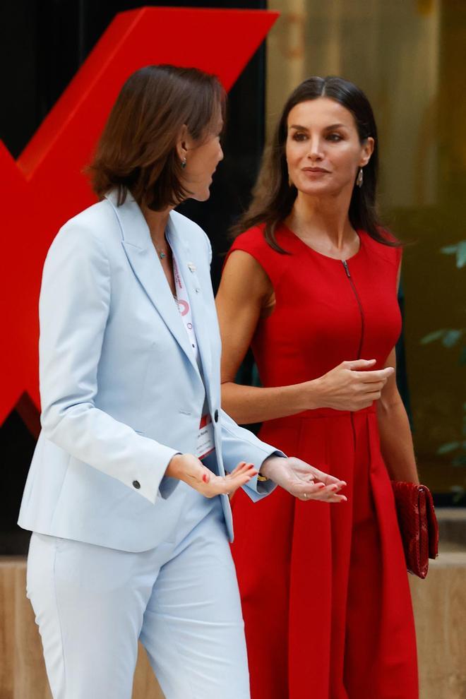 La reina Letizia acompaña su vestido rojo con cremallera de Carolina Herrera con una cartera 'animal print'