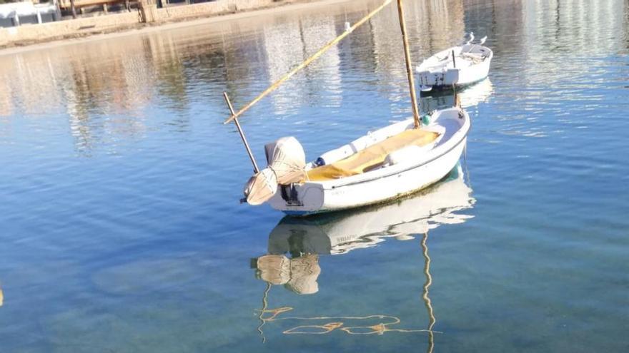 Arrojan al mar dos motocicletas de alquiler en la playa Cala Estància