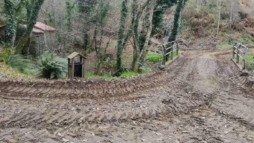 Camino destrozado en la zona de los molinos de batán.