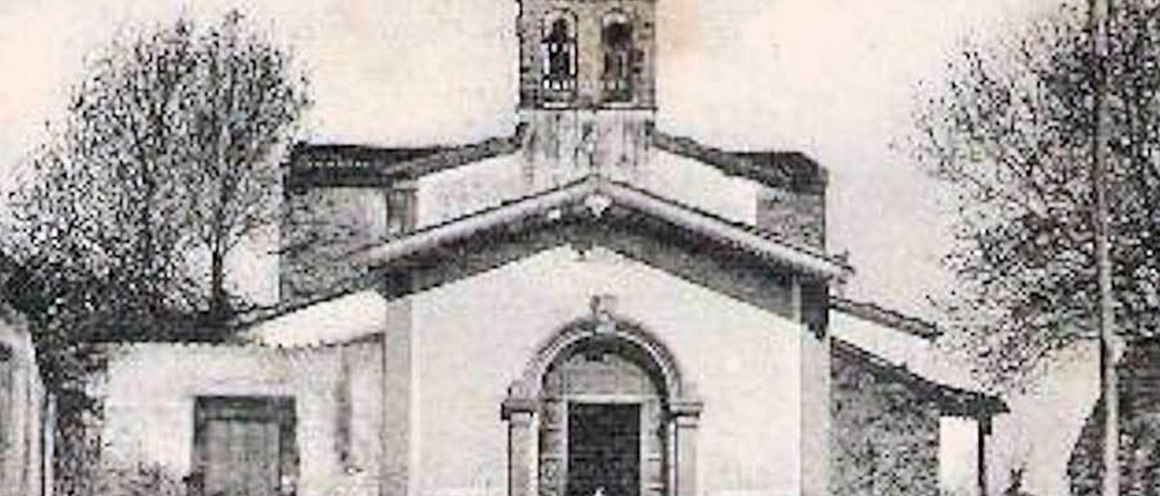 Aunque la imagen actual de Santullano, con la piedra vista, está muy asentada, el templo estaba enlucido hasta hace un siglo, cuando Fortunato Selgas retiró el revoco, así como los postizos barrocos que enmascaraban las formas del templo, al restaurarlo.