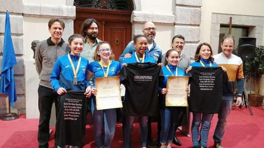 Llanes agasaja a las subcampeonas de España de orientación